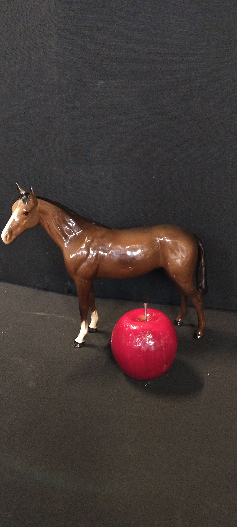 Lot 322: Beswick, Bois Roussel Racehorse measures approx H 20...