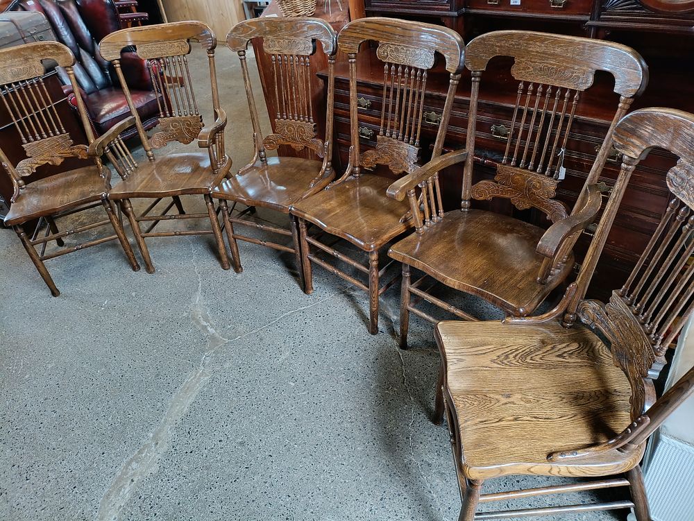 Lot 333: Set of 6 oak dining chairs including two...