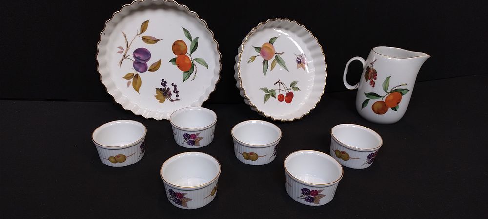 Lot 356: Royal Worcester Evesham design 6 x Ramekin dishes...