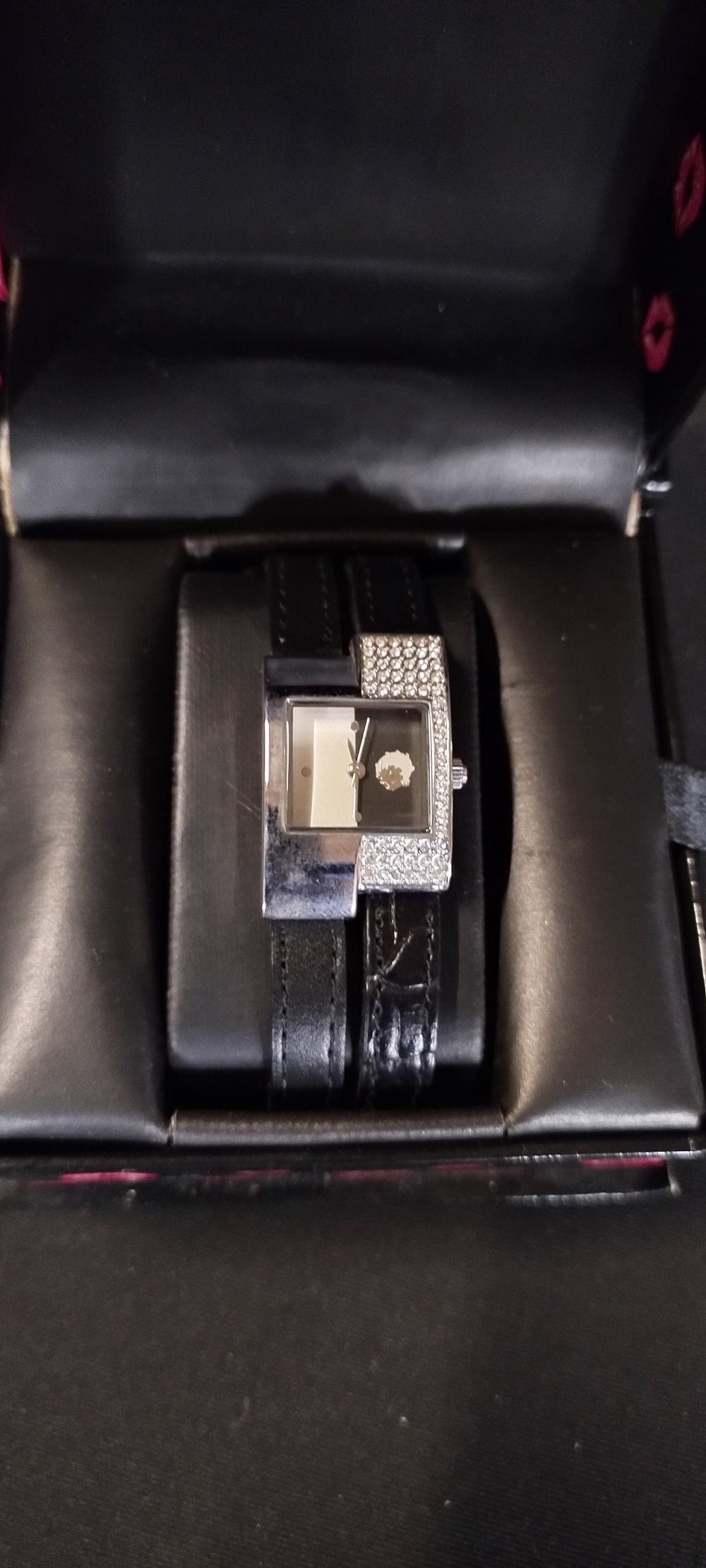 Lot 373: Betty Boop analogue watch with black leather strap