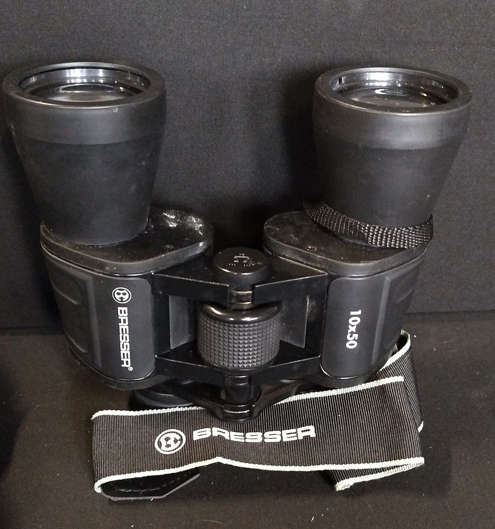 Lot 376: 2 X pairs of binoculars with cases, Bresser...