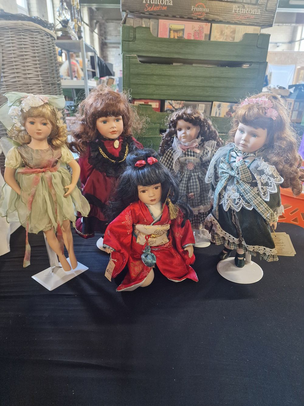 Lot 382: Selection of 5 Collectable Pot Dolls
