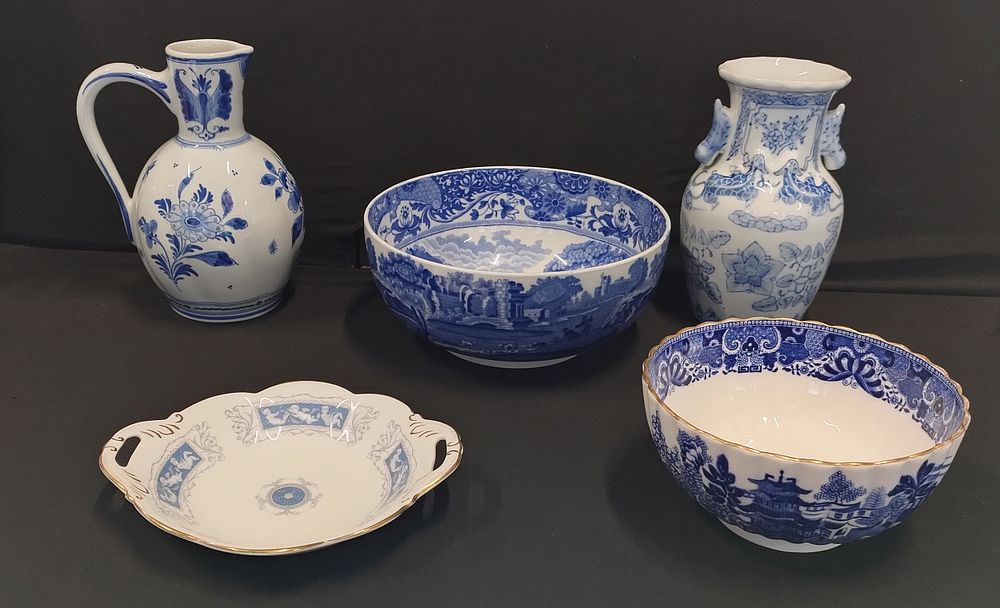 Lot 359: 5 x items of blue and white porcelain...