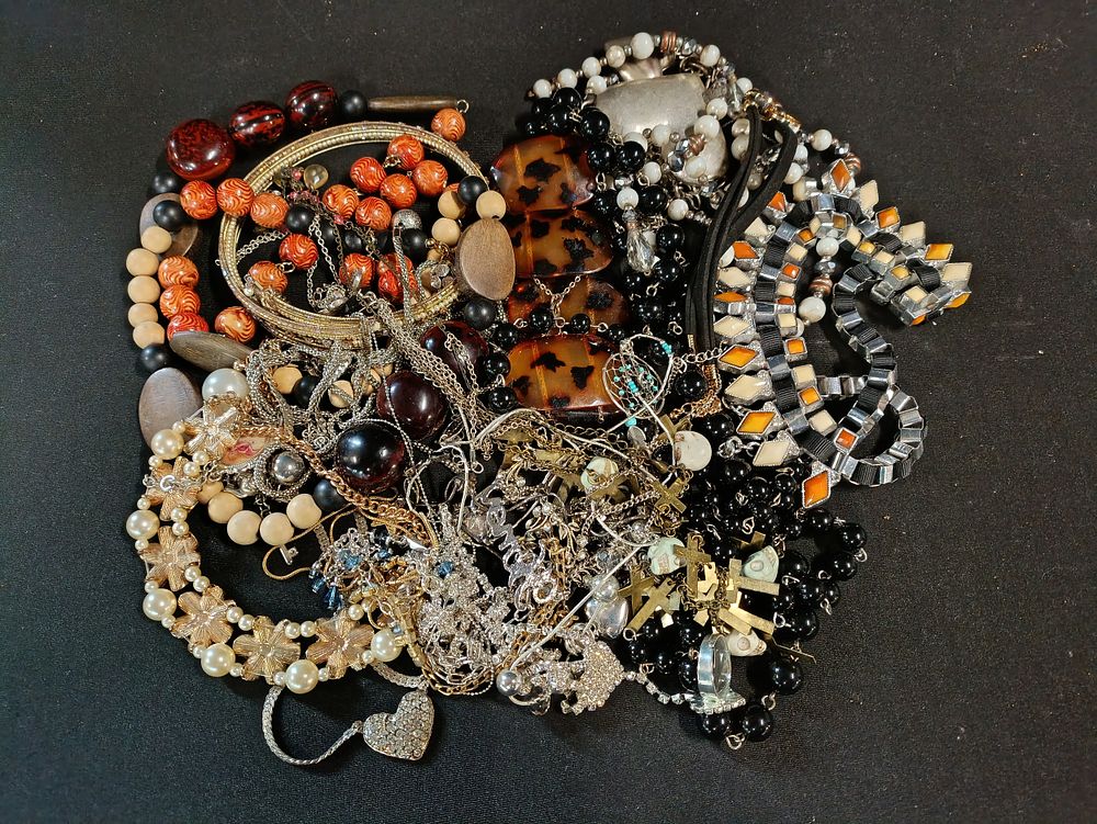 Lot 386: Large selection of mixed jewellery