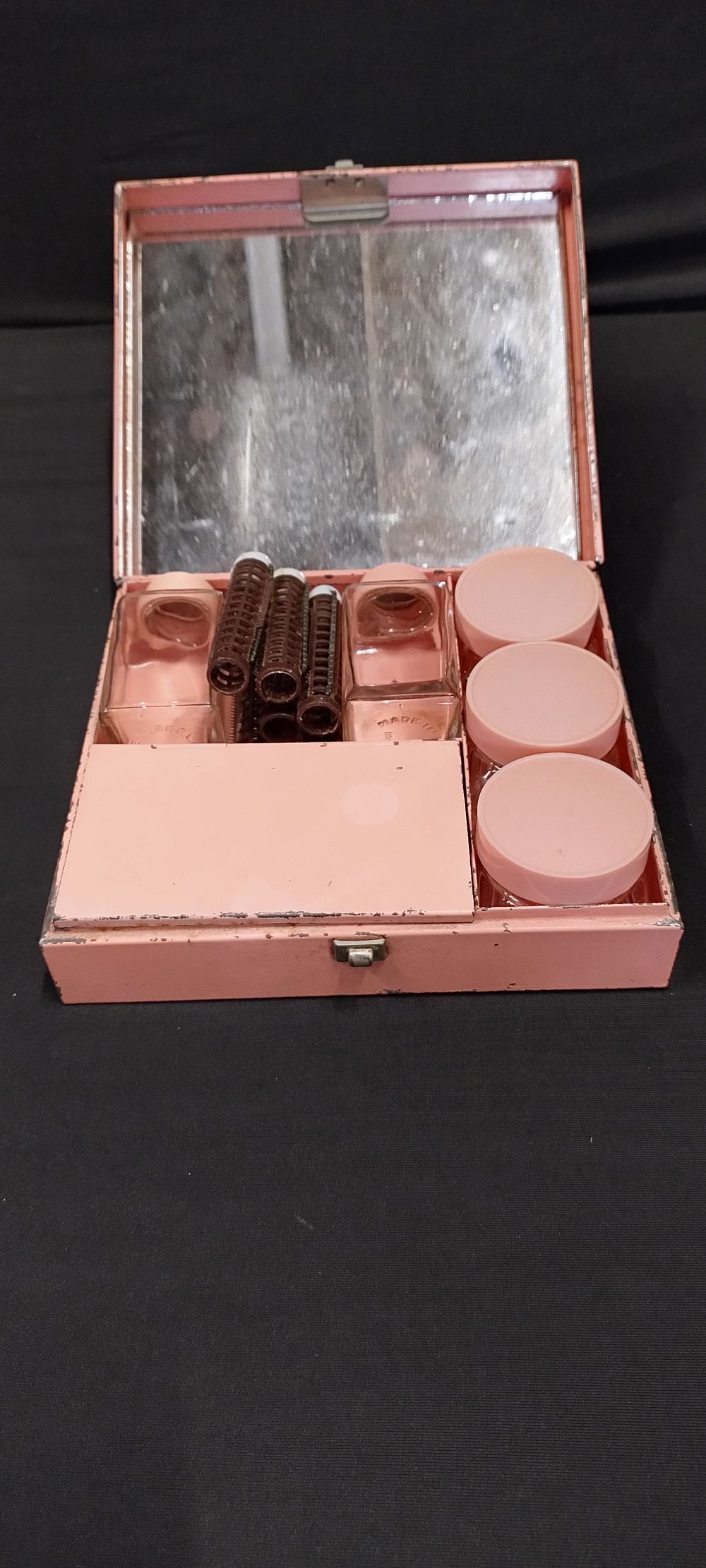 Lot 415: Pink vintage ladies metal beauty box with mirror,2...