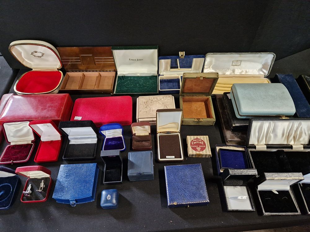 Lot 422: Selection of vintage jewellery boxes