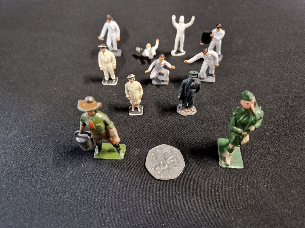 Lot 425: Collection of vintage figures including die cast soldiers...