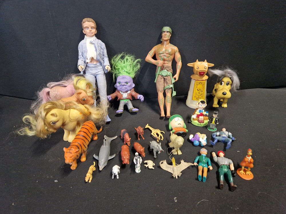 Lot 427: Collection of vintage toys and figurines including; Hasbro...