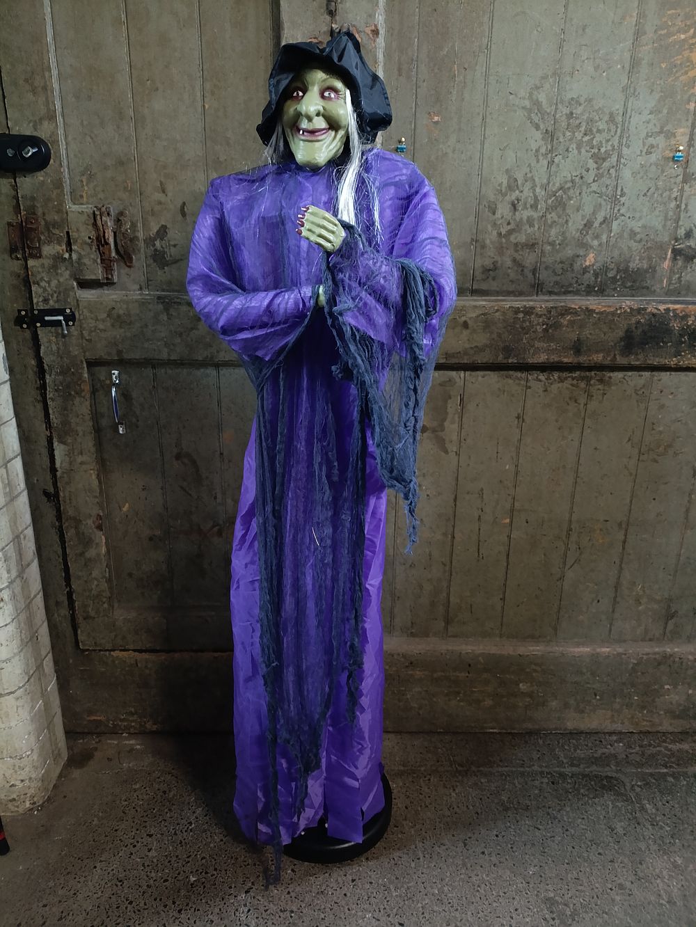 Lot 429: 1.5m animated standing witch Halloween decoration