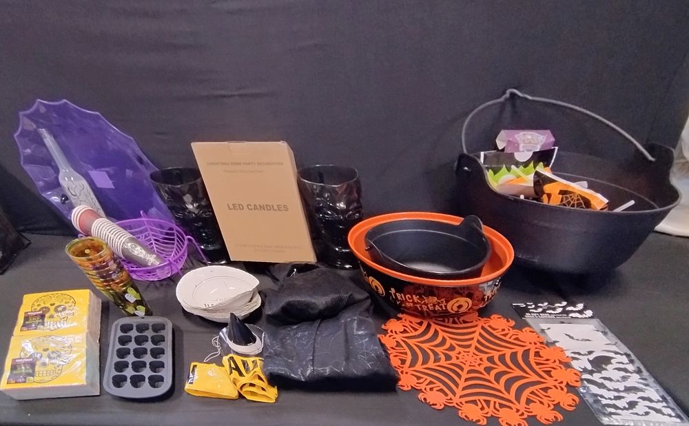 Lot 466: Selection of Halloween party decorations