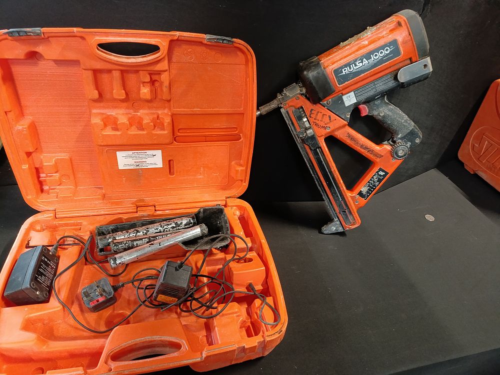Lot 475: Spit Pulsa 1000 nail gun with accessories in...