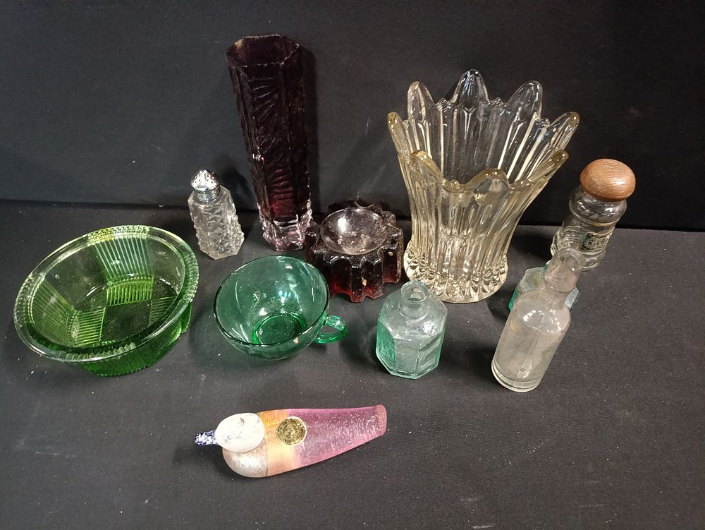 Lot 477: Collection of vintage glass including a Murano Duck,...