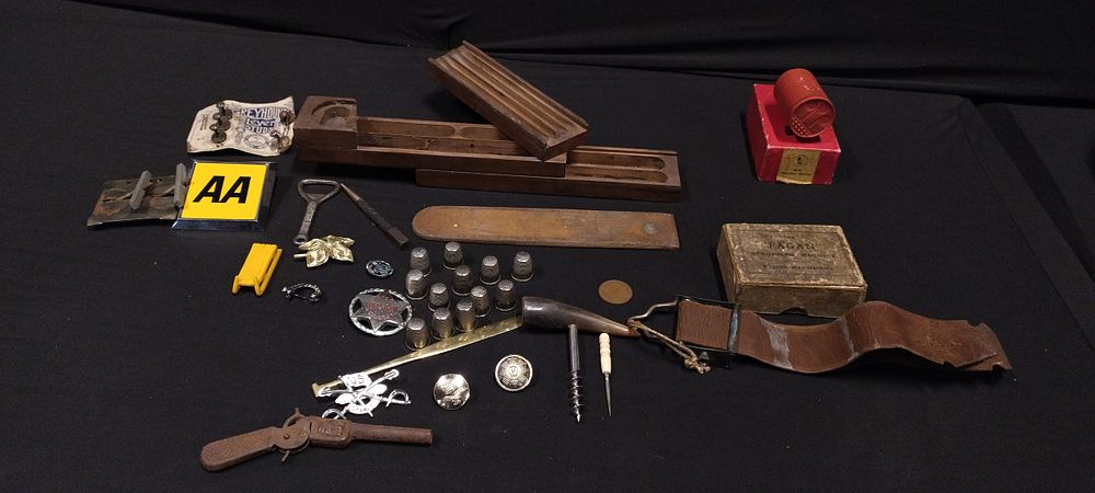 Lot 470: Tin of vintage items including Fagan Stropping Machine,...