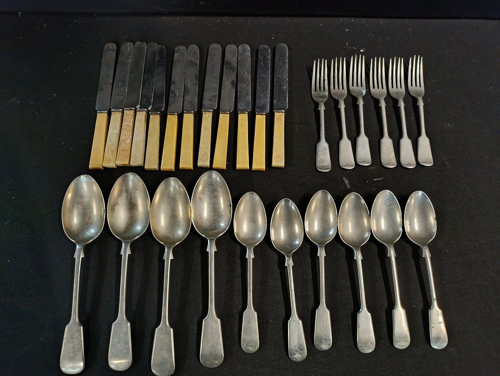 Lot 480: Collection of vintage butter knives and large selection...