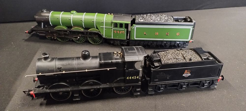 Lot 161: Hornby LNER Flying Scotsman No 4472 with 6...