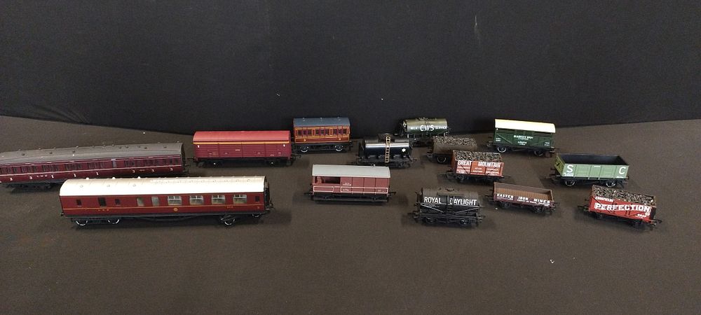 Lot 164: Hornby 00 gauge LMS stainer carriage, mainliner LMS...