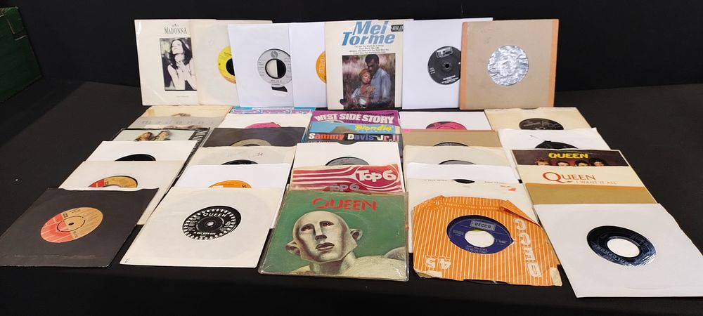 Lot 170: Selection of various artists and genres vinyl singles,...