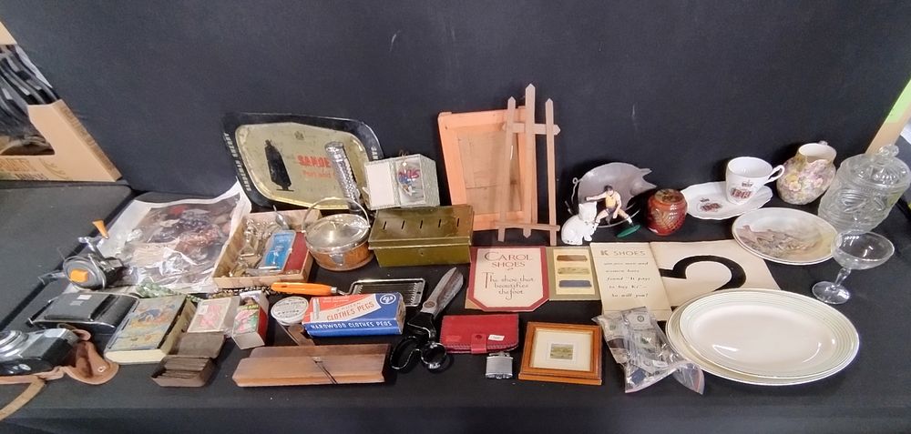 Lot 171: Mixed lot of vintage including pinking shears, advertising,...