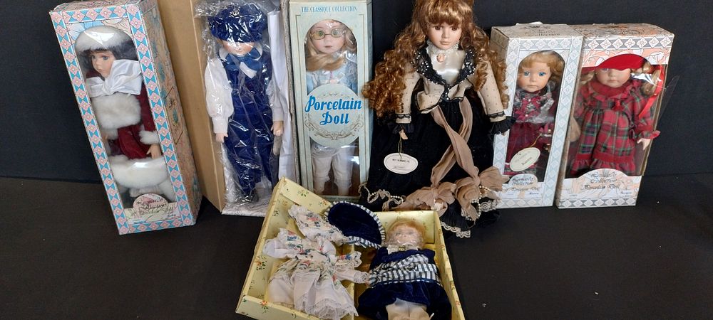 Lot 177: 7 collectors dolls from various companies. Dolls including...