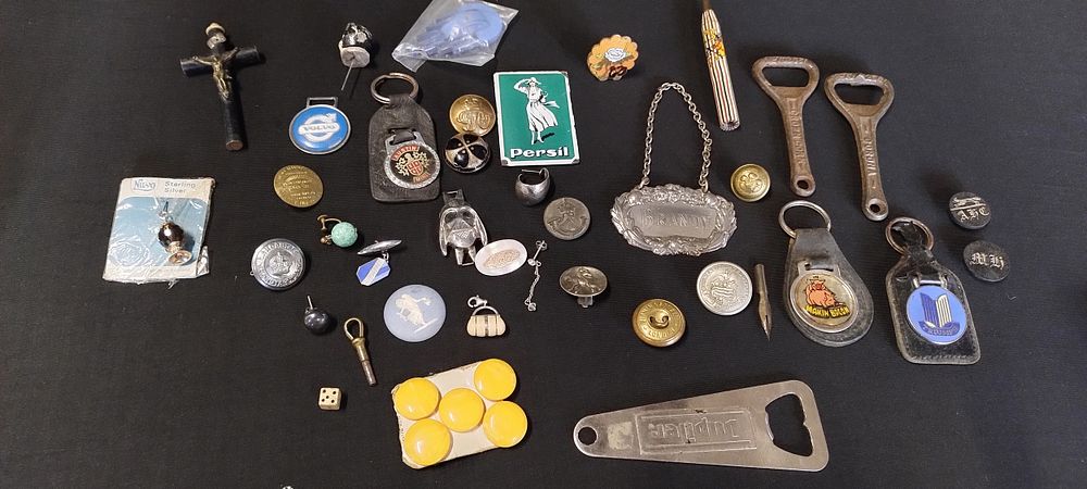 Lot 179: Various items including keyrings, vintage buttons and other...