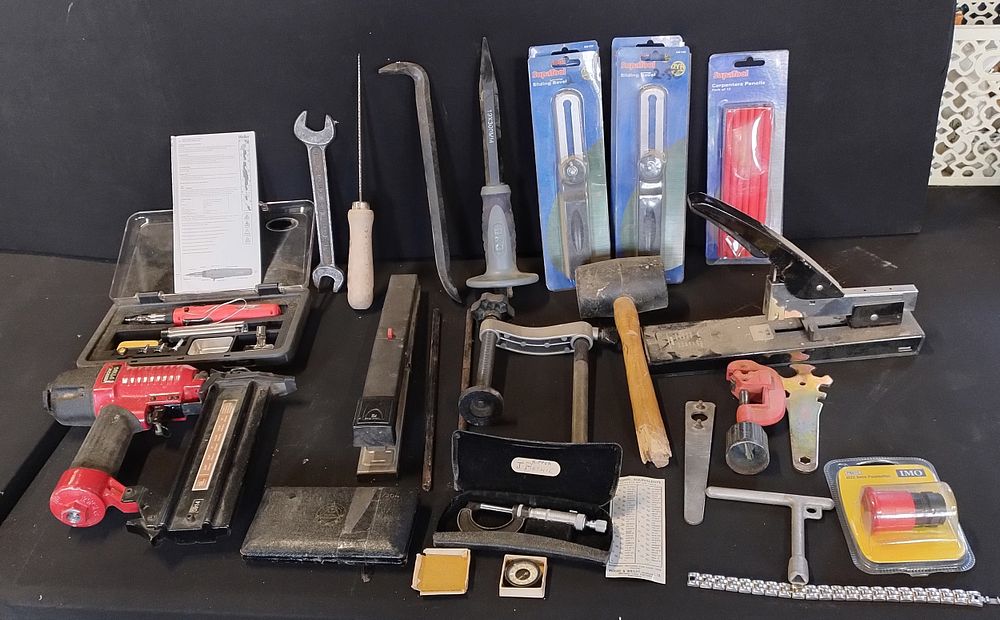 Lot 182: Various tools, Weller cordless gas powered soldering iron,...