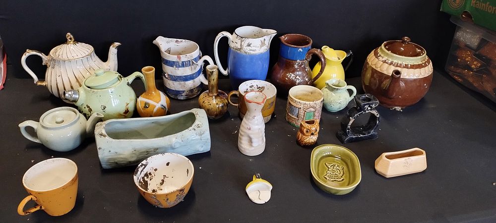Lot 191: Various pottery including Poole, sylvac Langley ware tea...