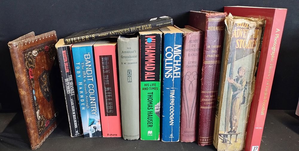 Lot 218: 11 various books, Alice in Wonderland, Muhammad Ali,...