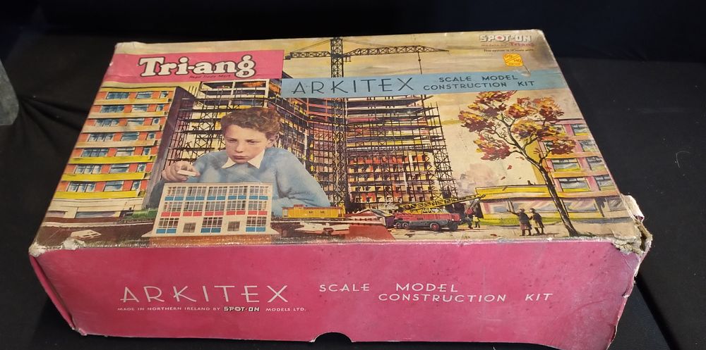 Lot 219: Vintage Tri-ang Arkitex scale model construction kit