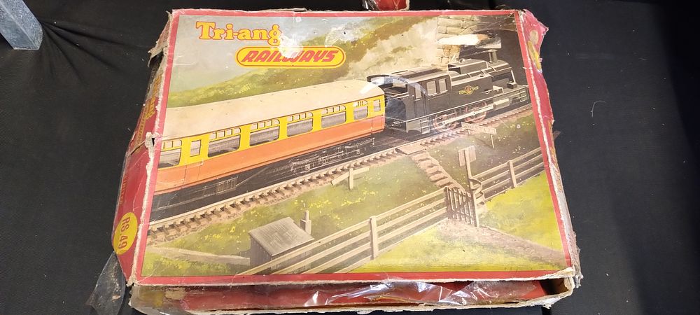 Lot 241: Vintage Tri-ang Railways RS.49 train set