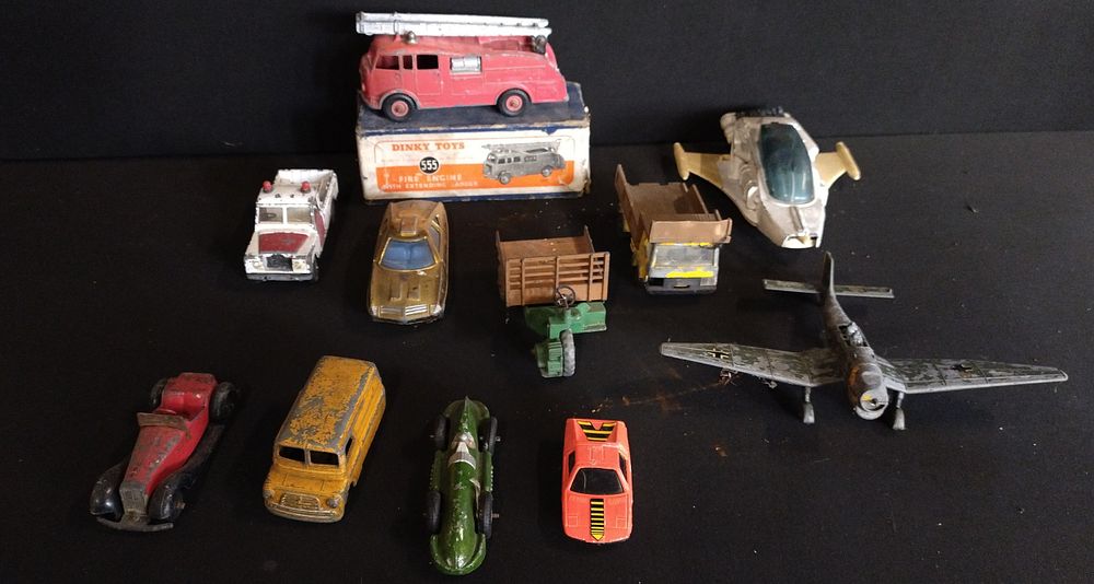 Lot 253: Selection of vintage Dinky diecast vehicles