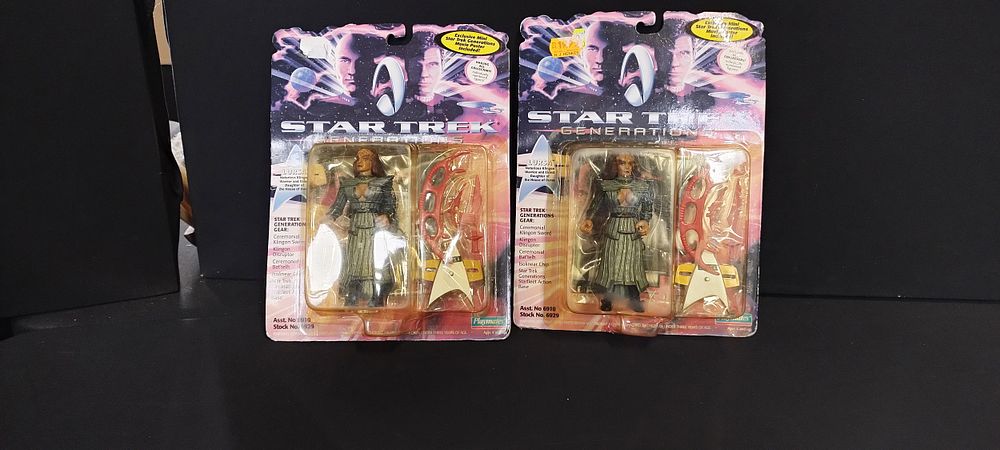 Lot 333: 2x Star Trek Generations action figures. Lursa boxed