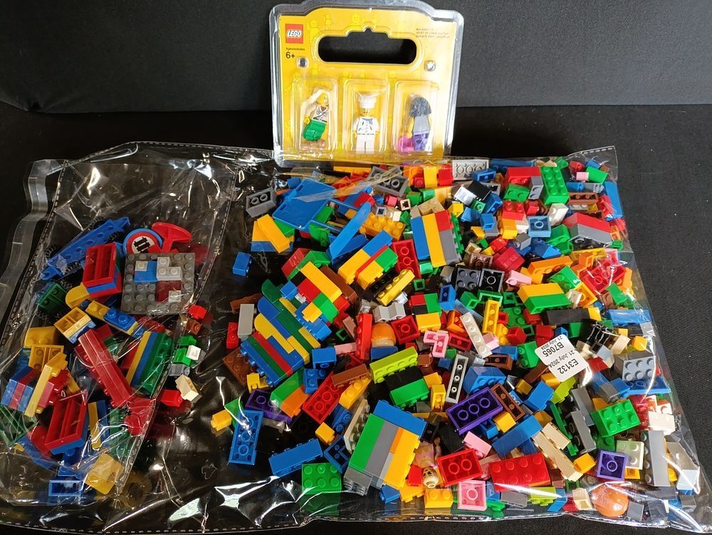 Lot 349: Bag of mixed Lego along with a pack...