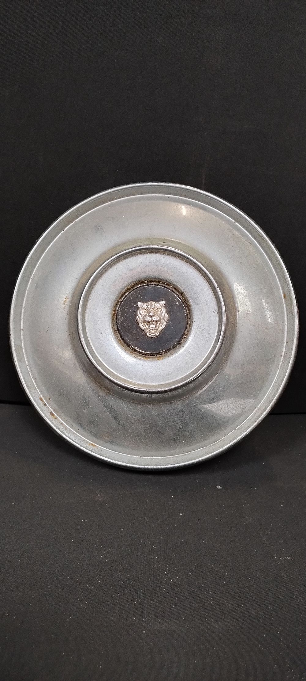 Lot 367: 1 x Jaguar XJ series chrome hub cap