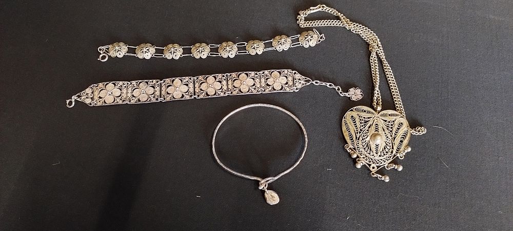 Lot 283: 4 silver / white metal piece of jewelry...