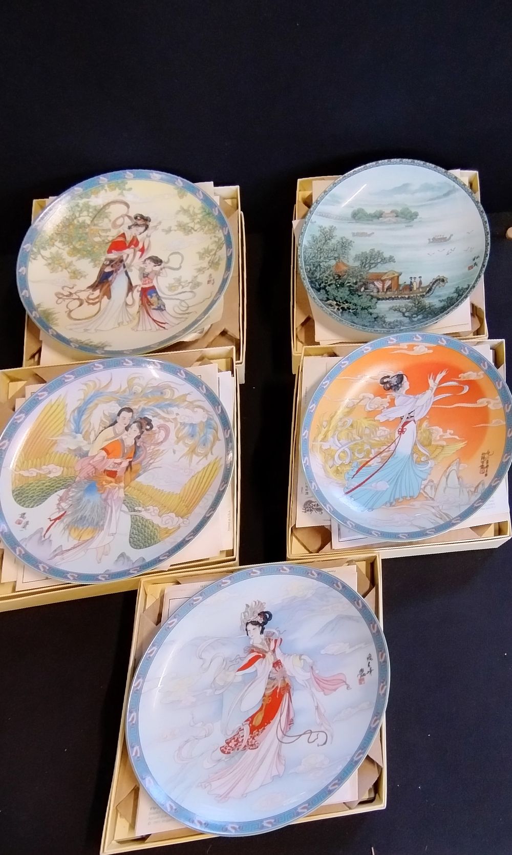 Lot 318: 5 Bradford Exchange Imperial Jingdezhen porcelain collectors plates...