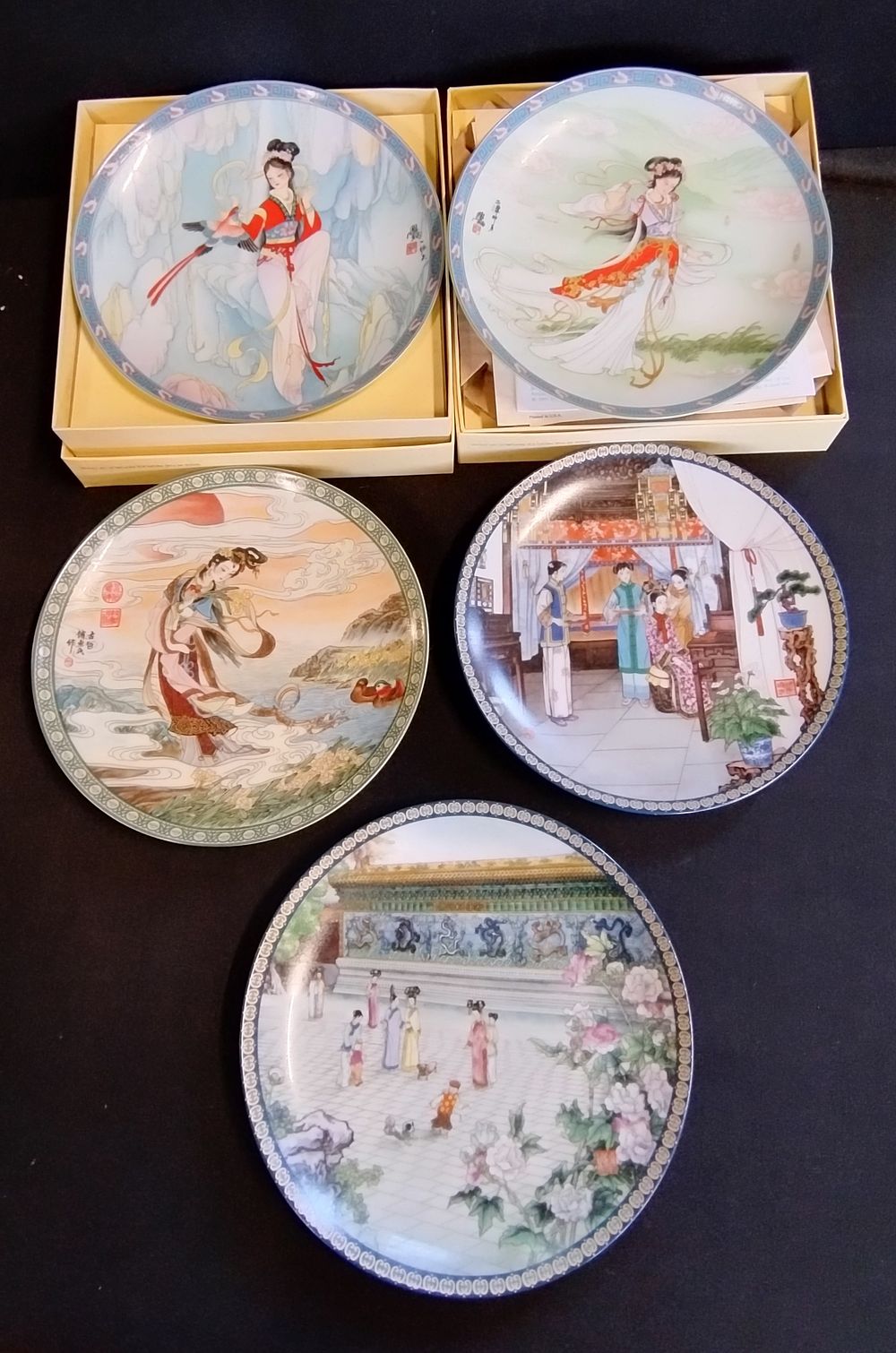 Lot 319: 5 Bradford Exchange Imperial Jingdezhen porcelain collectors plates...