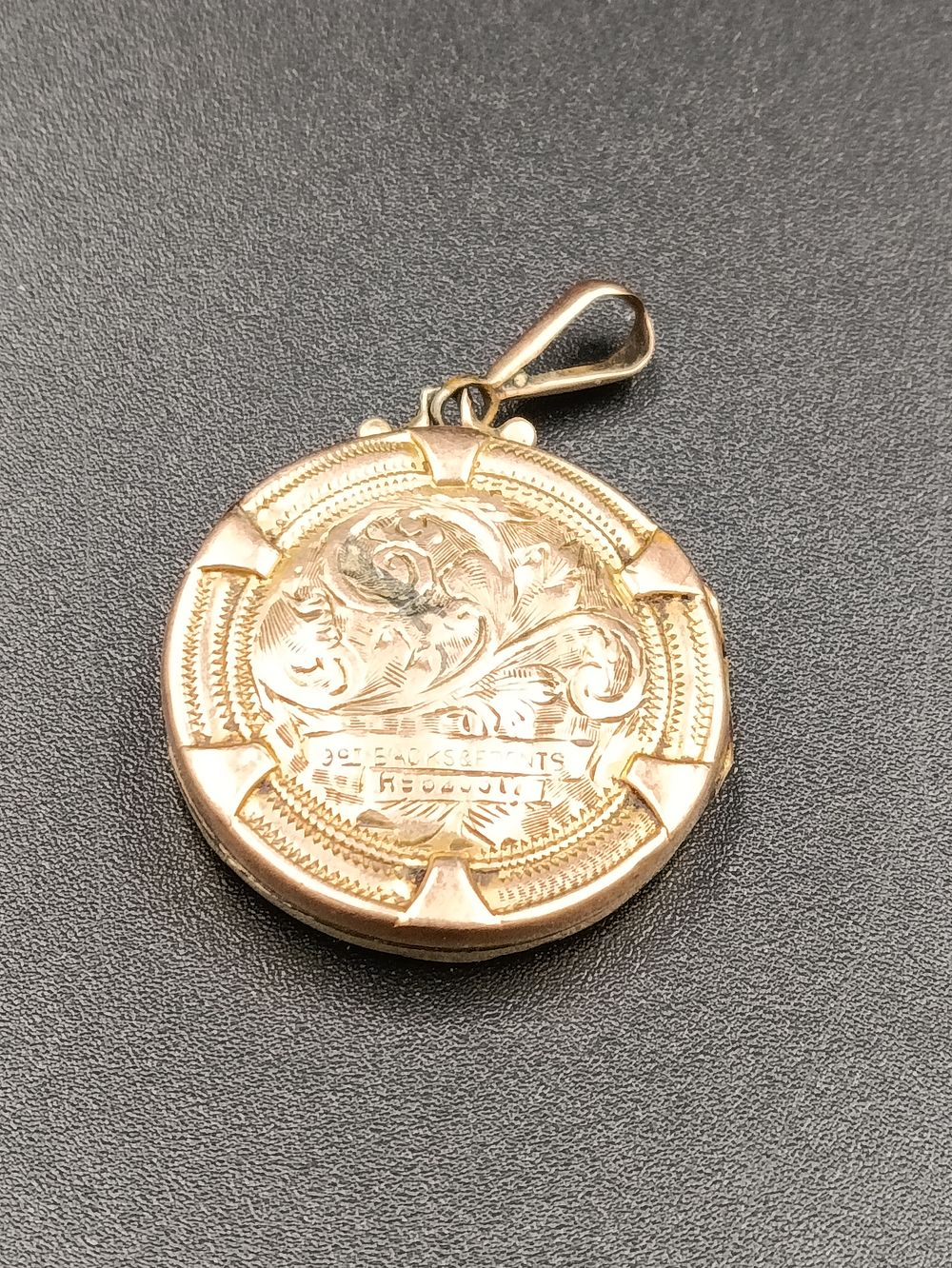 Lot 388: Vintage 9ct gold round locket pendant weighing approximately...