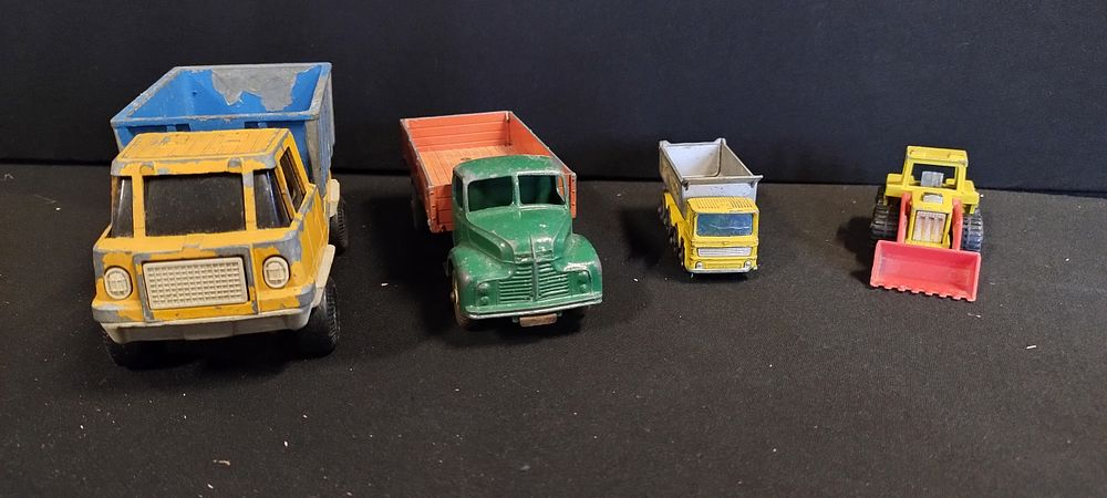 Lot 422: 4 vintage diecast vehicles. Lone star, Dinky, Matchbox,...