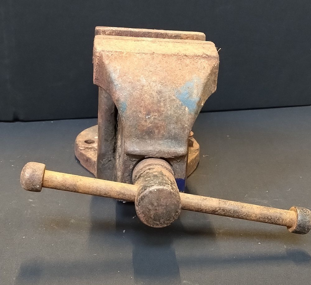 Lot 381: Vintage Record No 4 bench vice