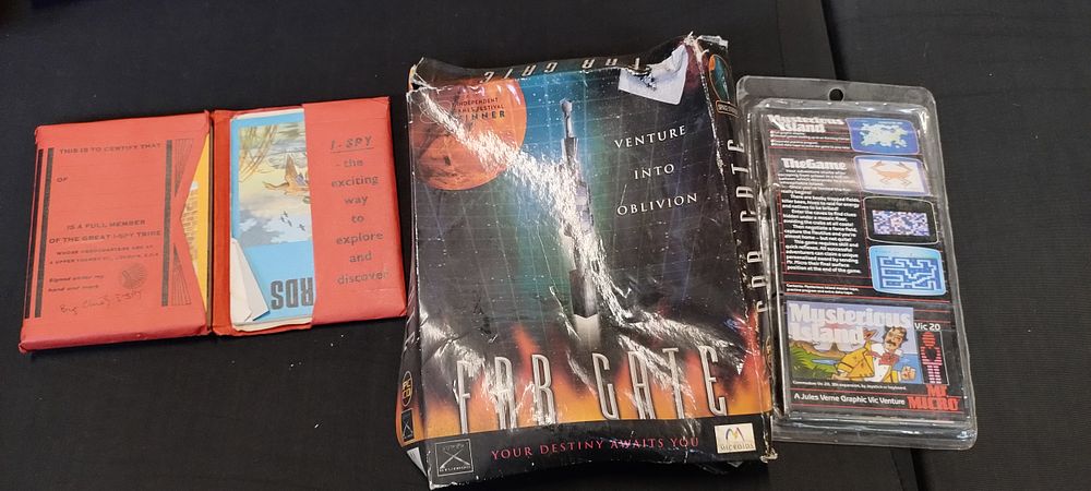 Lot 382: Mixed lot of Vintage games, puzzles, and other...