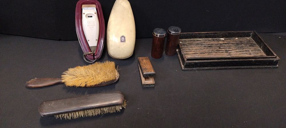 Lot 383: Collection of vintage mens grooming items including a...