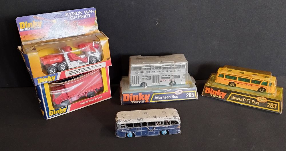 Lot 432: 5 diecast Dinky vehicles. Buses, Royal mail truck,...