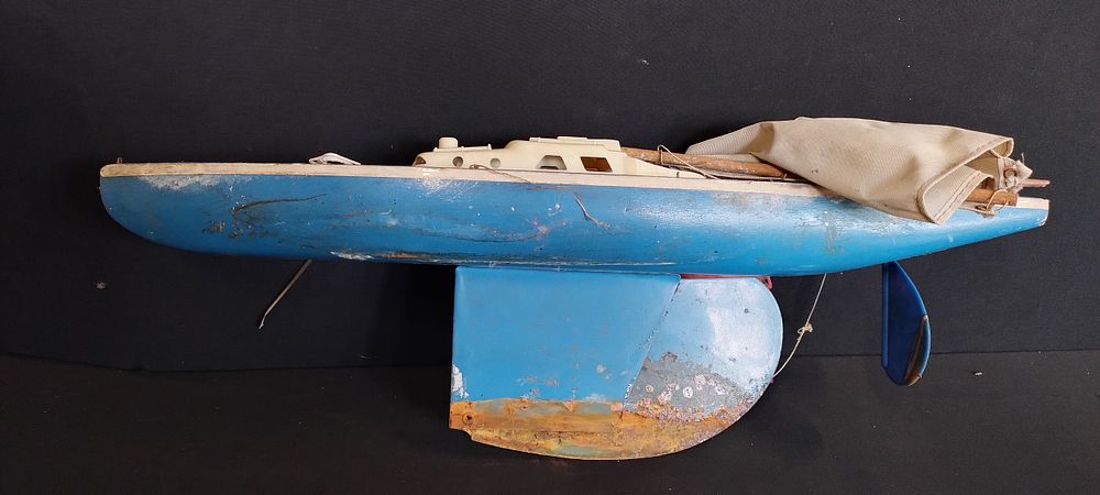 Lot 433: Vintage giner-yacht sail boat with mast,