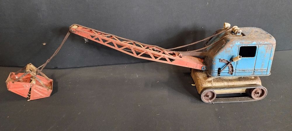 Lot 439: Vintage Showa tin bucket crane truck