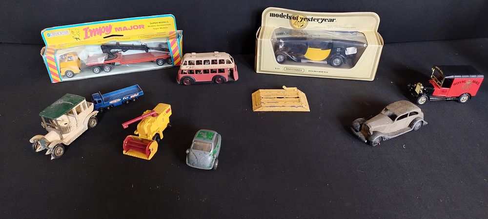 Lot 453: Various vintage diecast vehicles Matchbox,Triang, Dinky and other...