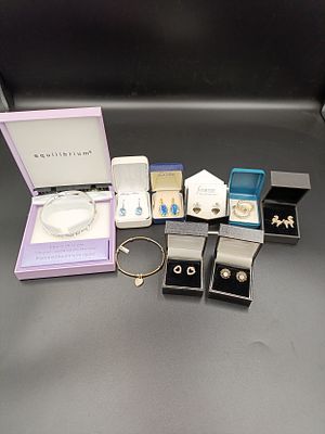 Selection of ladies jewellery including sterling silver, Paua Shell, Pearl, earrings, bracelets 