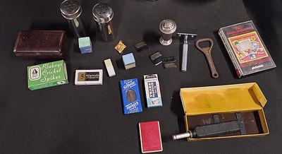 Various vintage items including a WWll metal gun oiler, razor blades, shaver set in a bakalite 