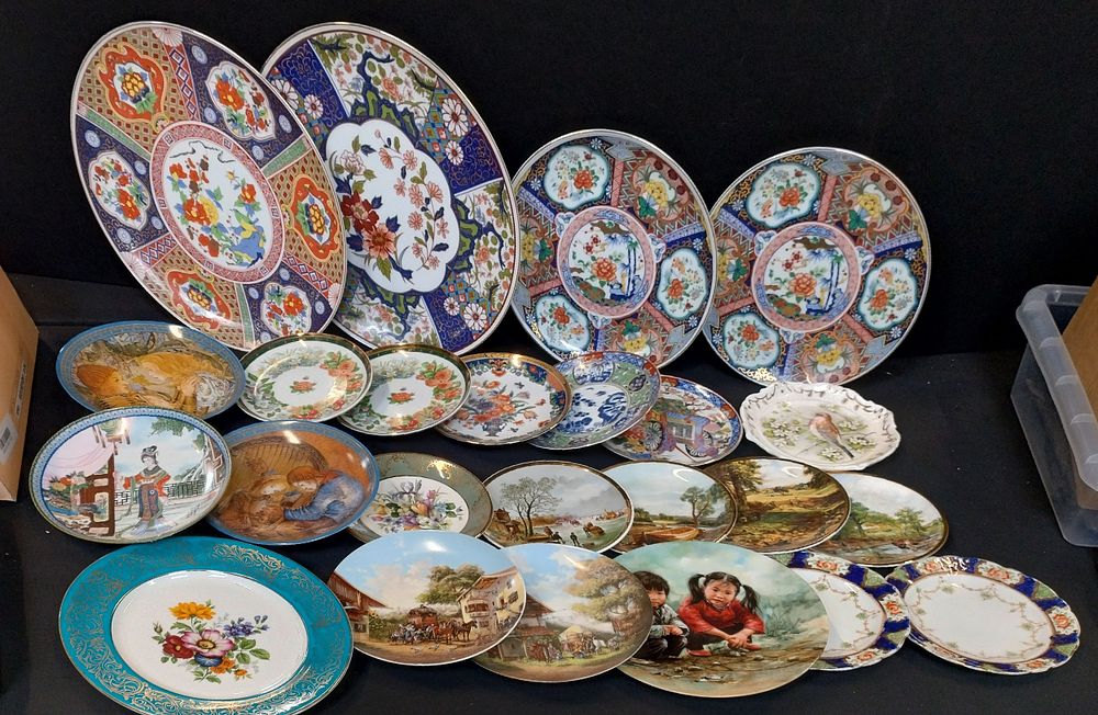 Lot 162: Selection of decorative plates, Chinese, Japanese and other...