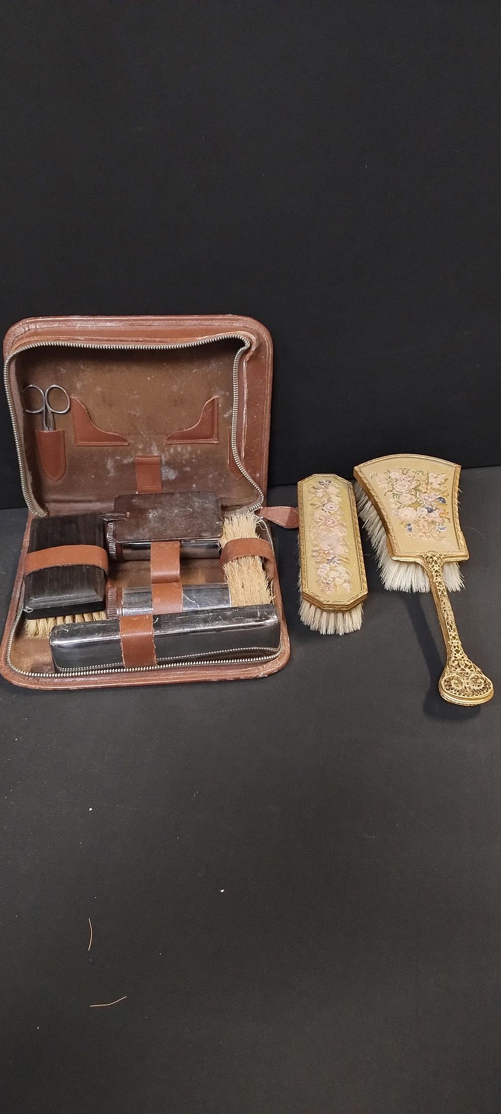 Lot 172: Vintage mens grooming kit including ebony brushes, shaving...