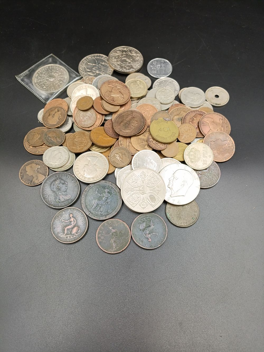 Lot 195: Collection of mixed vintage coins dating as far...